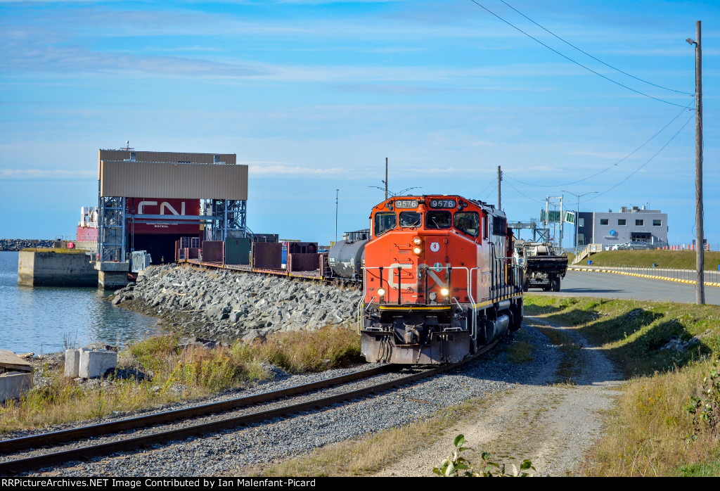 CN 9576 shunting the rail ferry